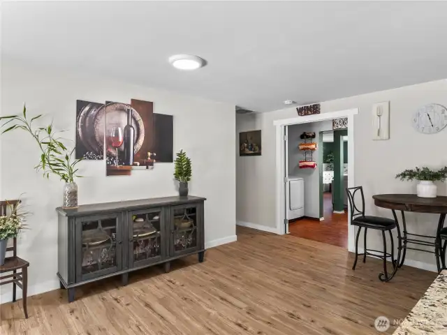 You're not short of space here! Enjoy big gatherings in the kitchen!