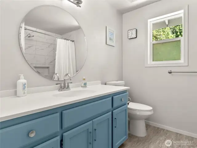 Upstairs full hallway bathroom