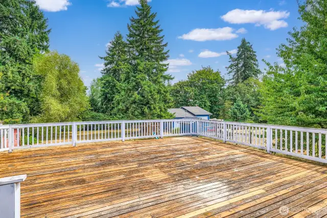 huge deck for entertaining