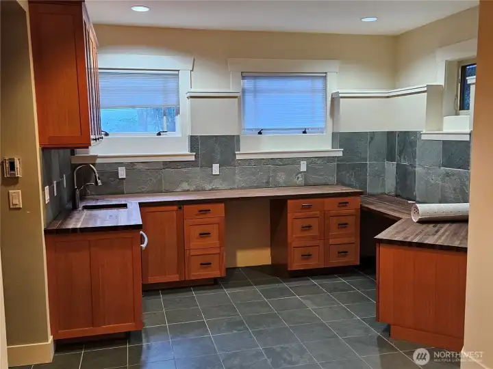 # 1 Breakfast bar and work area