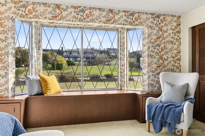 Serene bench seat with built-in storage