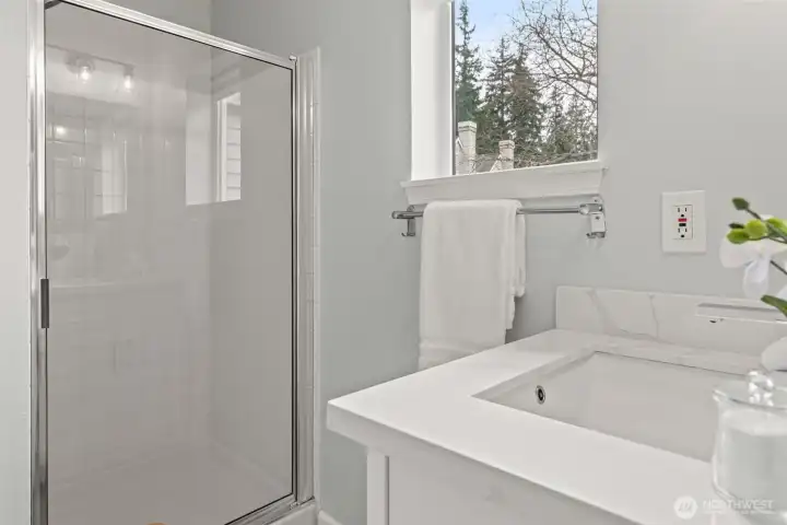 Second bedroom en suite bath