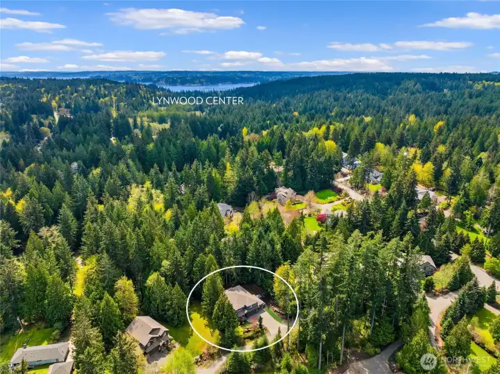 Super easy access to Lynwood Center, Blakely Elementary School, Hyla Middle School, parks and trails.