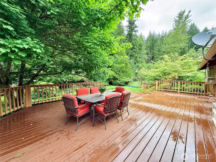 Large deck for entertaining!