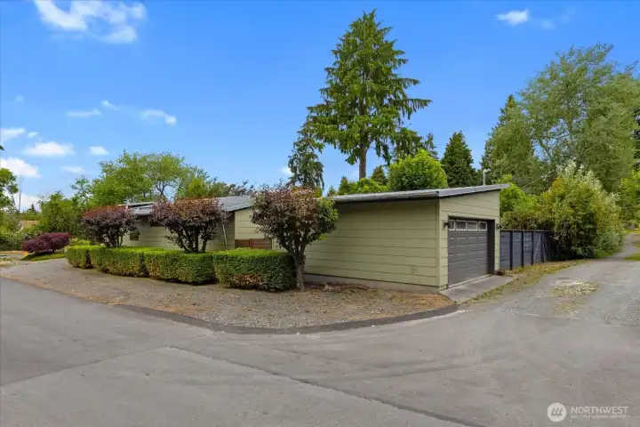 Oversized 1-car garage