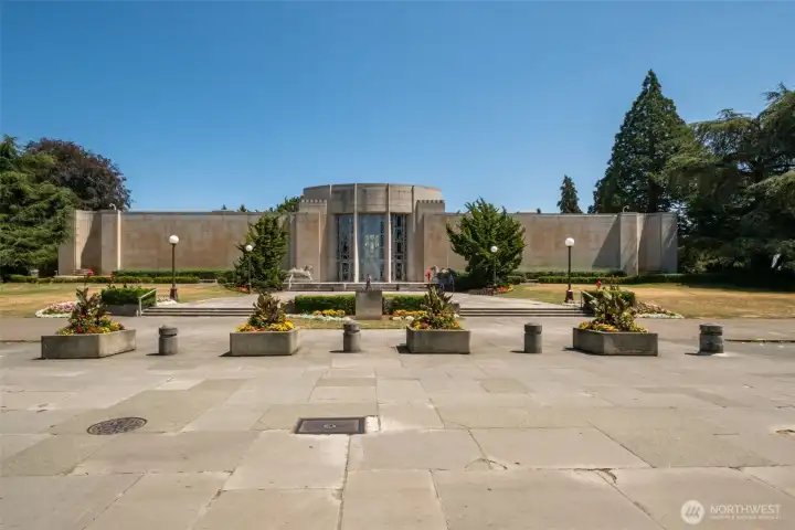 Steps to Volunteer Park, Seattle Asian Art Museum. Shops, dining, and transit are all close by.