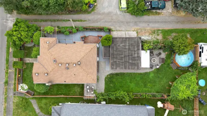 House, garage and pool House, garage and pool