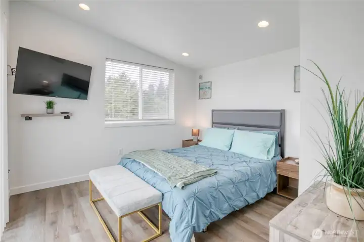Upstair loft is being used as a 3rd bedroom. Complete with queen size bed and TV Upstair loft is being used as a 3rd bedroom. Complete with queen size bed and TV