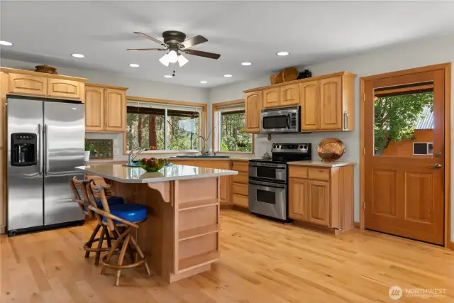Enjoy the sociable & EZ flow kitchen w 2nd sink!