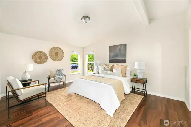 Primary bedroom w/ full bath and walk in closet.