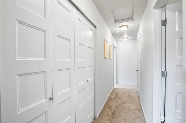 Photographs are for illustrative purposes only. Features, finishes, interior/exterior colors, landscaping and floorplan shown may vary from actual homes built.