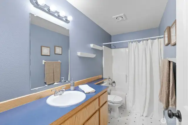 Upper Bathroom-Tub/Shower