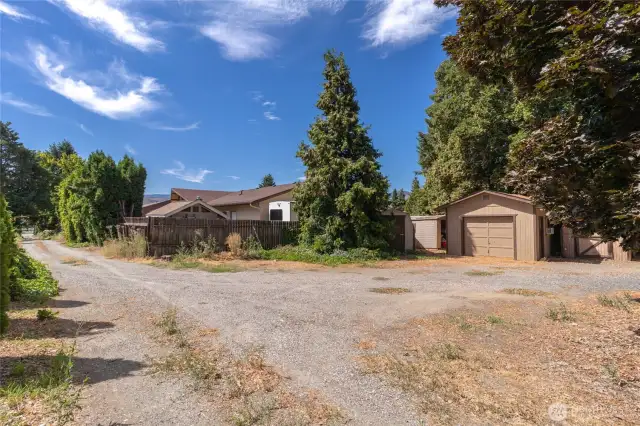 500 foot private drive is completely fenced.