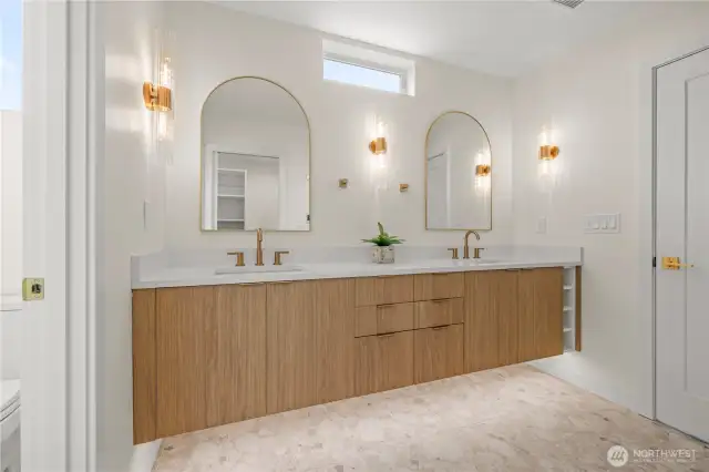 Spa-like ensuite with 4-way shower head