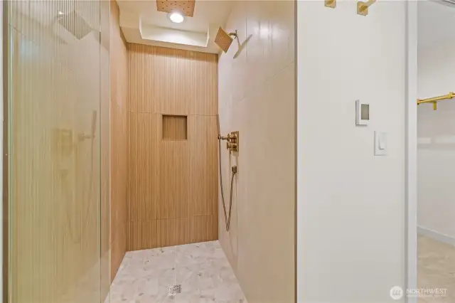 Spa-like ensuite with 4-way shower head