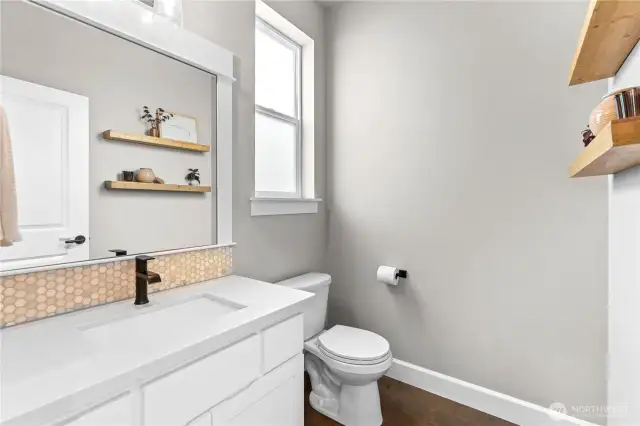 Main floor 1/2 bath