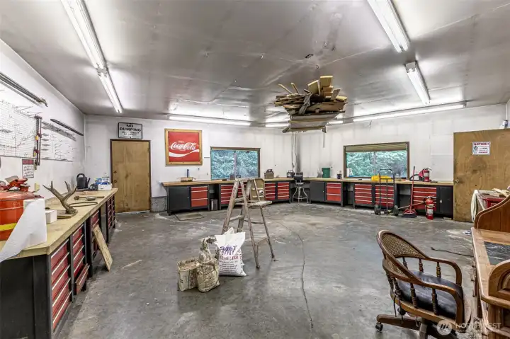 Work shop that is inbetween garages