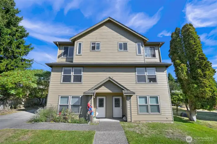 Welcome to 919, 921 & 923 23rd St Two buildings with a total of 15 rooms