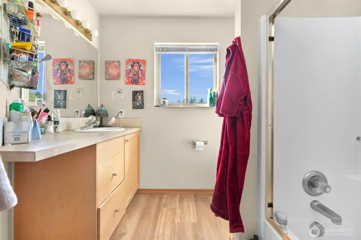 Upstairs bathroom of 921