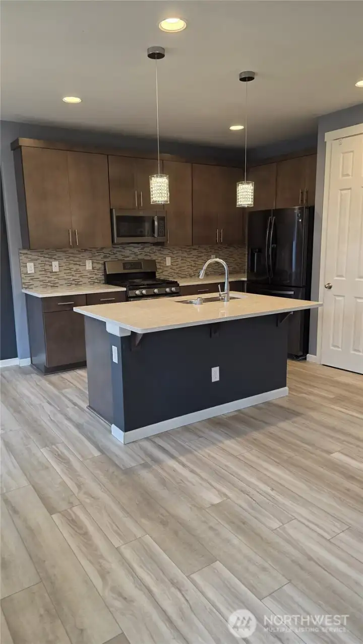 looking from the living roon into the kitchen.