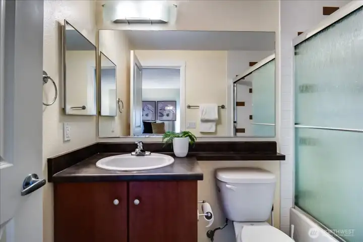 Full bathroom off the primary bedroom