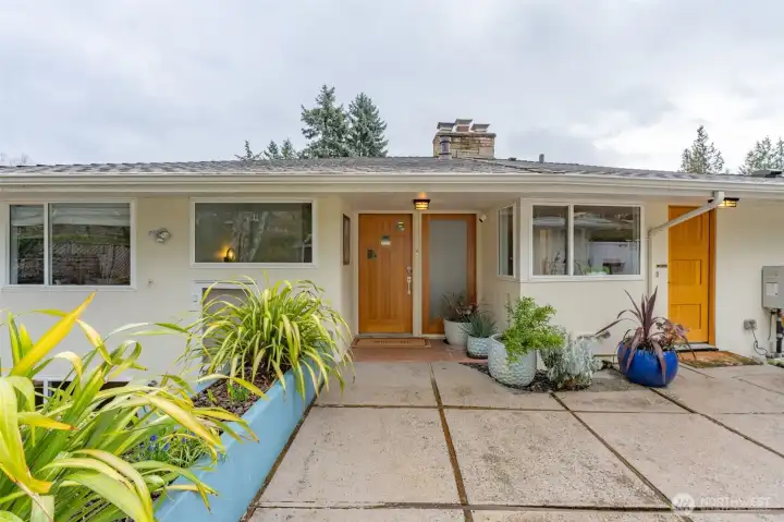 Courtyard entrance to front door and convenient side entrance to kitchen.