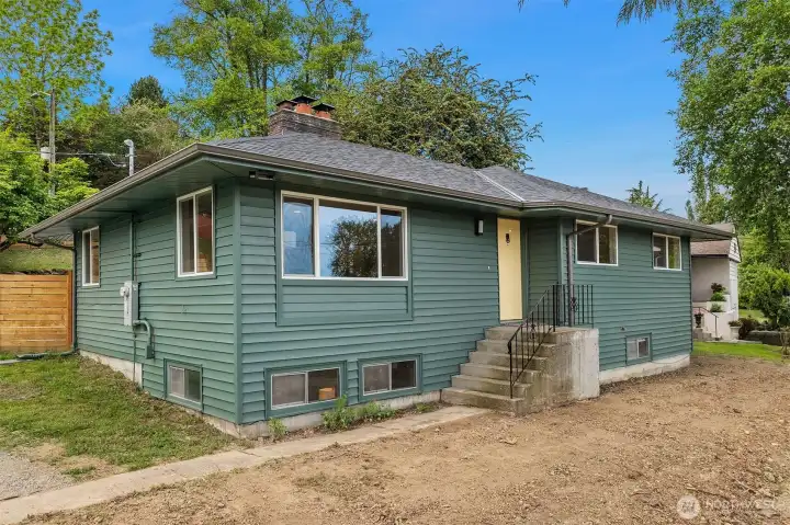 Mid-century modern with Lake WA views!