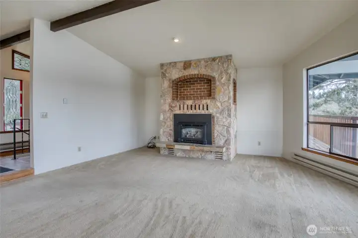The living room has vaulted ceiling to invite the sunshine inside! The living room has vaulted ceiling to invite the sunshine inside!