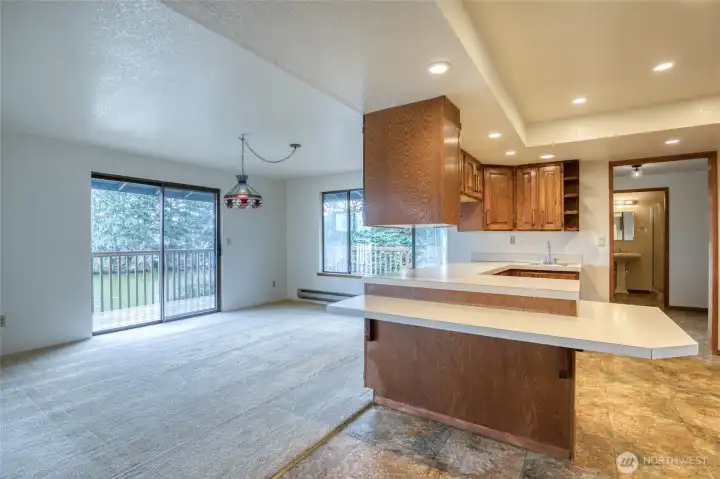 Kitchen has recessed lighting and eating bar seating! Kitchen has recessed lighting and eating bar seating!