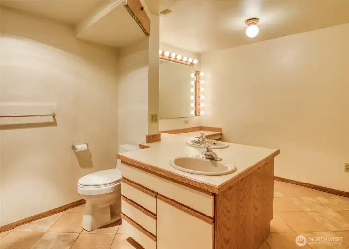 Visitors will enjoy the classic-height make-up area in the background! Visitors will enjoy the classic-height make-up area in the background!