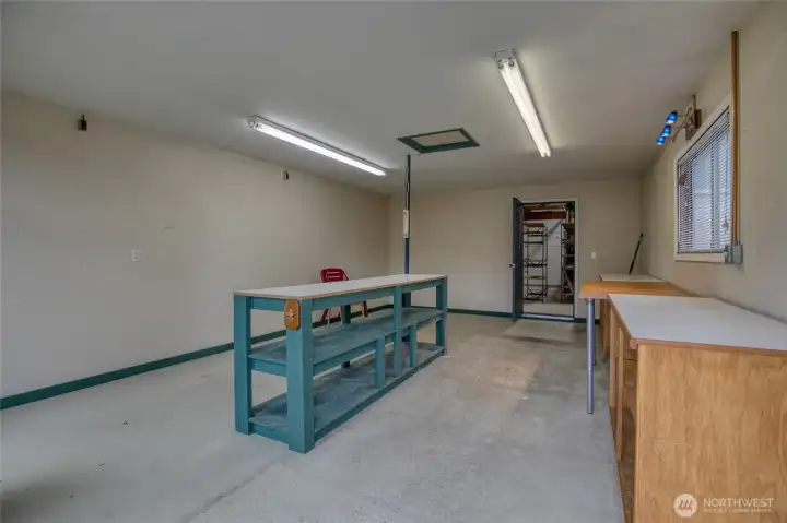 Looking inside the shop toward the two-car garage! Looking inside the shop toward the two-car garage!
