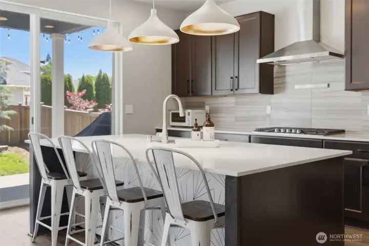 Large center island in kitchen