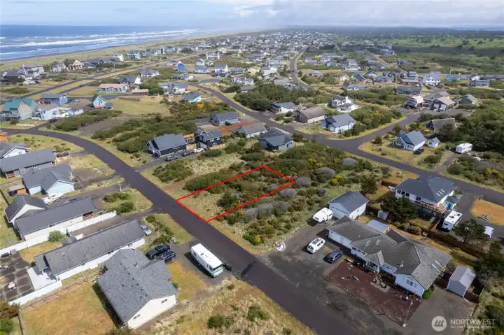 The growing Oyhut Village neighborhood near Damon Point has become one of Ocean Shores' most desirable destinations, featuring walkable streets, attractive homes, local dining, retail shops, and vacation accommodations.