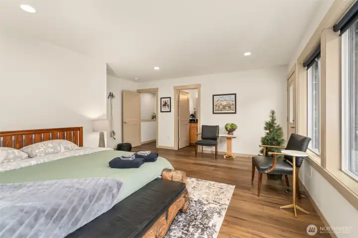 Primary bedroom w/ walk-in closet & ensuite bath Primary bedroom w/ walk-in closet & ensuite bath