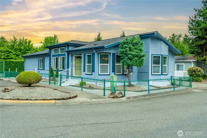 Nice corner lot fully fenced and guest parking easy access. This community is one of a kind tucked back with views of trees surround but yet right there for the easy commute to Bellevue or Seattle