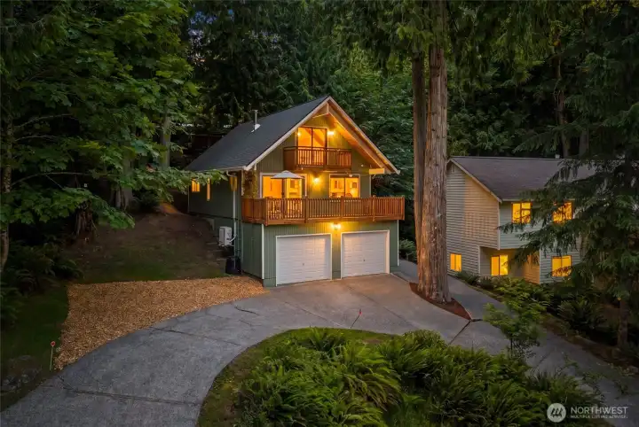 Spacious driveway with plenty of parking