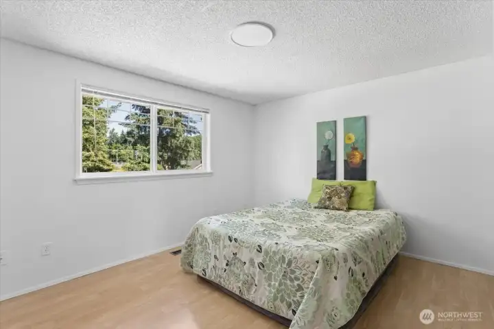 Bedroom with built in shelves (desk can stay) Bedroom with built in shelves (desk can stay)