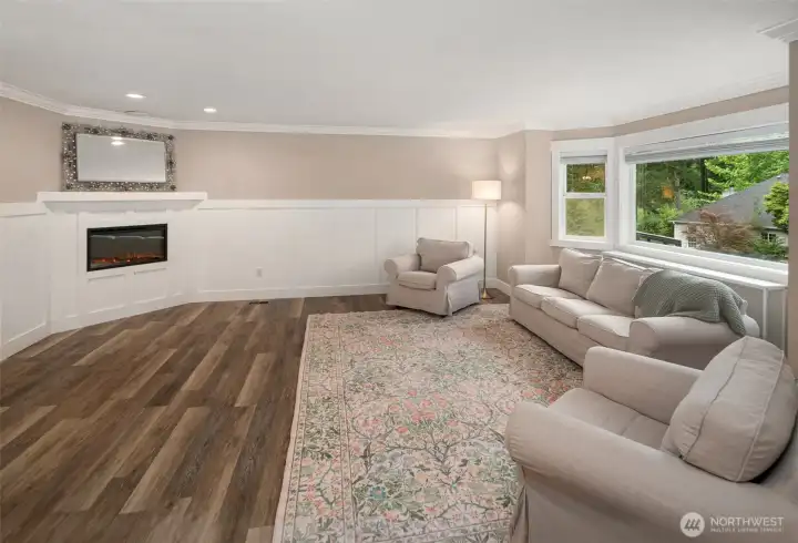Spacious living room off kitchen and dining room