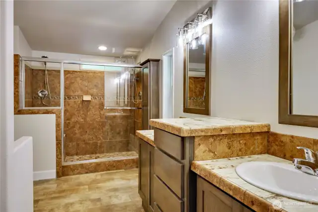 Primary bath with dual sinks
