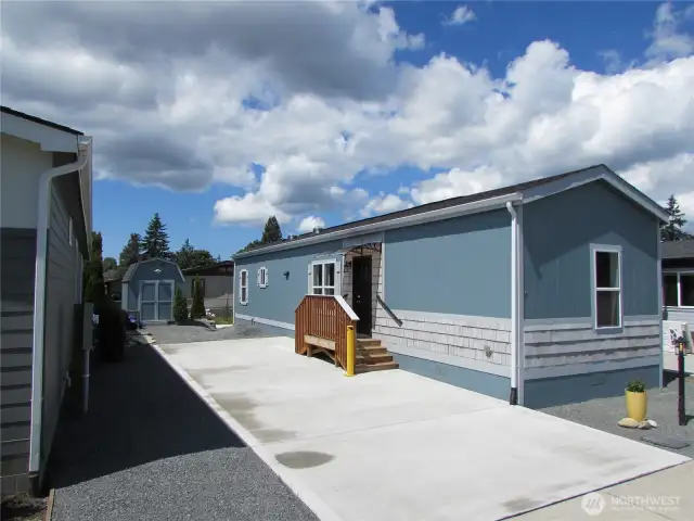2 BEDROOM W/ 2 BATH, 910 SQ FT. LIKE NEW, VACANT, MOVE-IN READY, JUST BLOCKS FROM DOWNTOWN MAIN STREET. SENIOR COMM. COVERED PARKING WILL BE ADDED AFTER CLOSING.