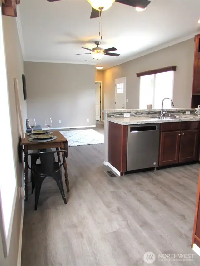 SMALL DINING AREA NEXT TO KITCHEN.