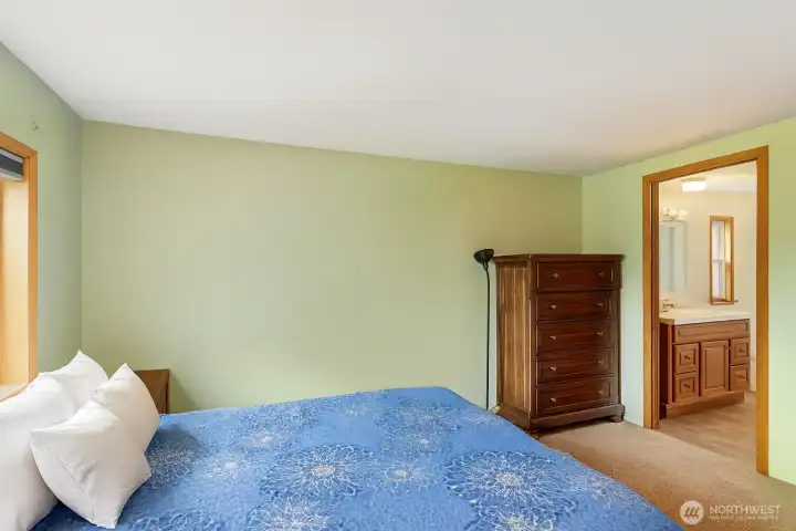 Primary bed w/ ensuite bath