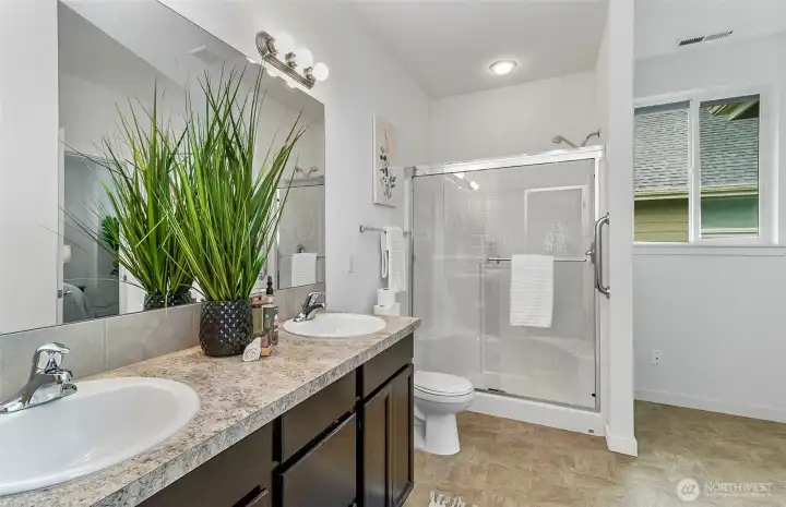 Plenty of space for your items in the main bathroom