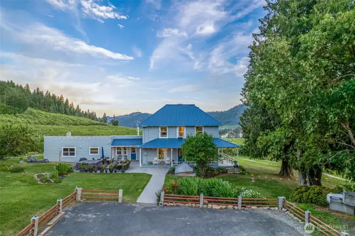 Mountain View Living near Leavenworth: Enjoy breathtaking Cascade views from this historic 4BD farmhouse on 1.4 acres, just 7 minutes from downtown Leavenworth. Perfect turnkey STR or private mountain retreat.