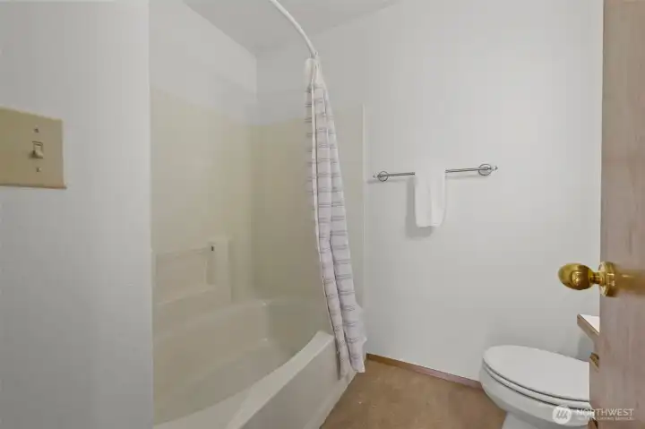 Hall/guest bath with combo bath/shower