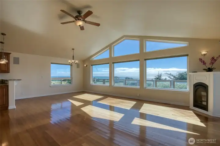 Welcome to 36 Duke Lane in Pacific Beach!
