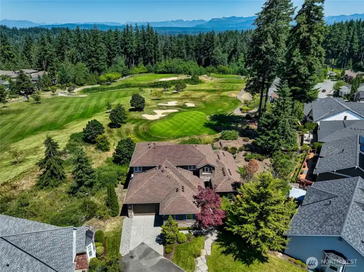 This Maryhill home enjoys golf course views from almost every room! This Maryhill home enjoys golf course views from almost every room!