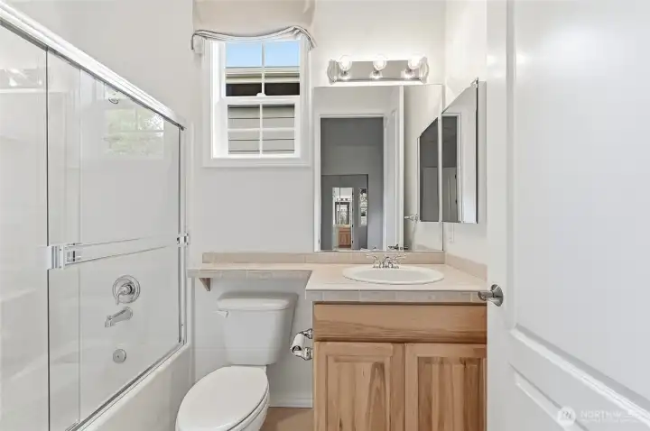 2nd bedroom en-suite bathroom. 2nd bedroom en-suite bathroom.