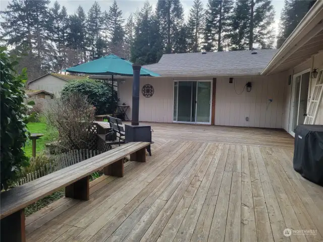 This deck was made for entertaining!
