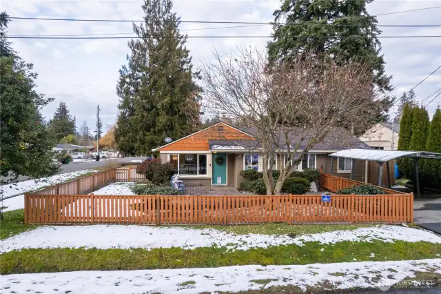 Fully fenced front yard & back yard